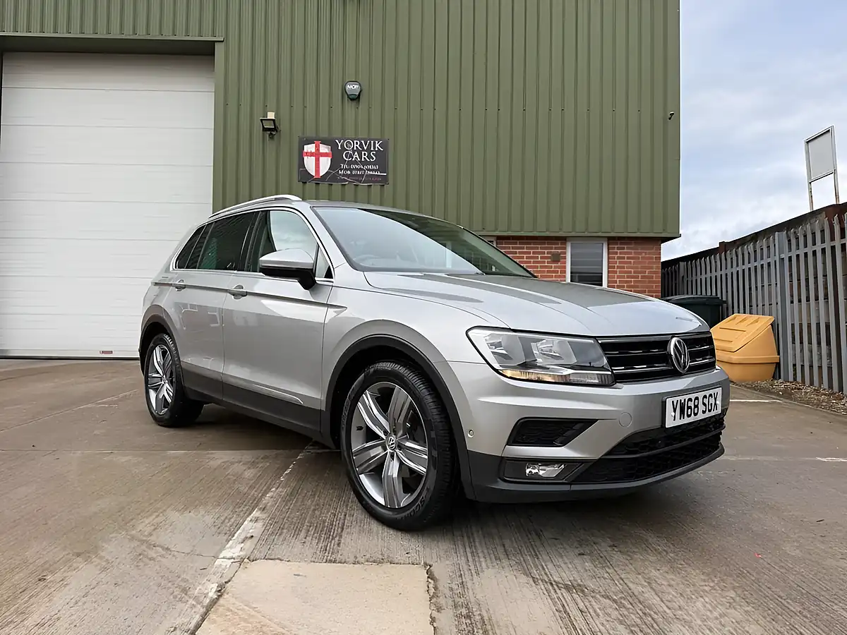 Used 2019 Volkswagen Tiguan Match Silver - Front View