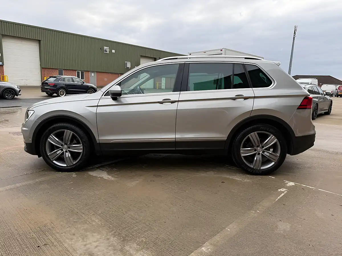 Used 2019 Volkswagen Tiguan Match Silver - Interior and Exterior details 8