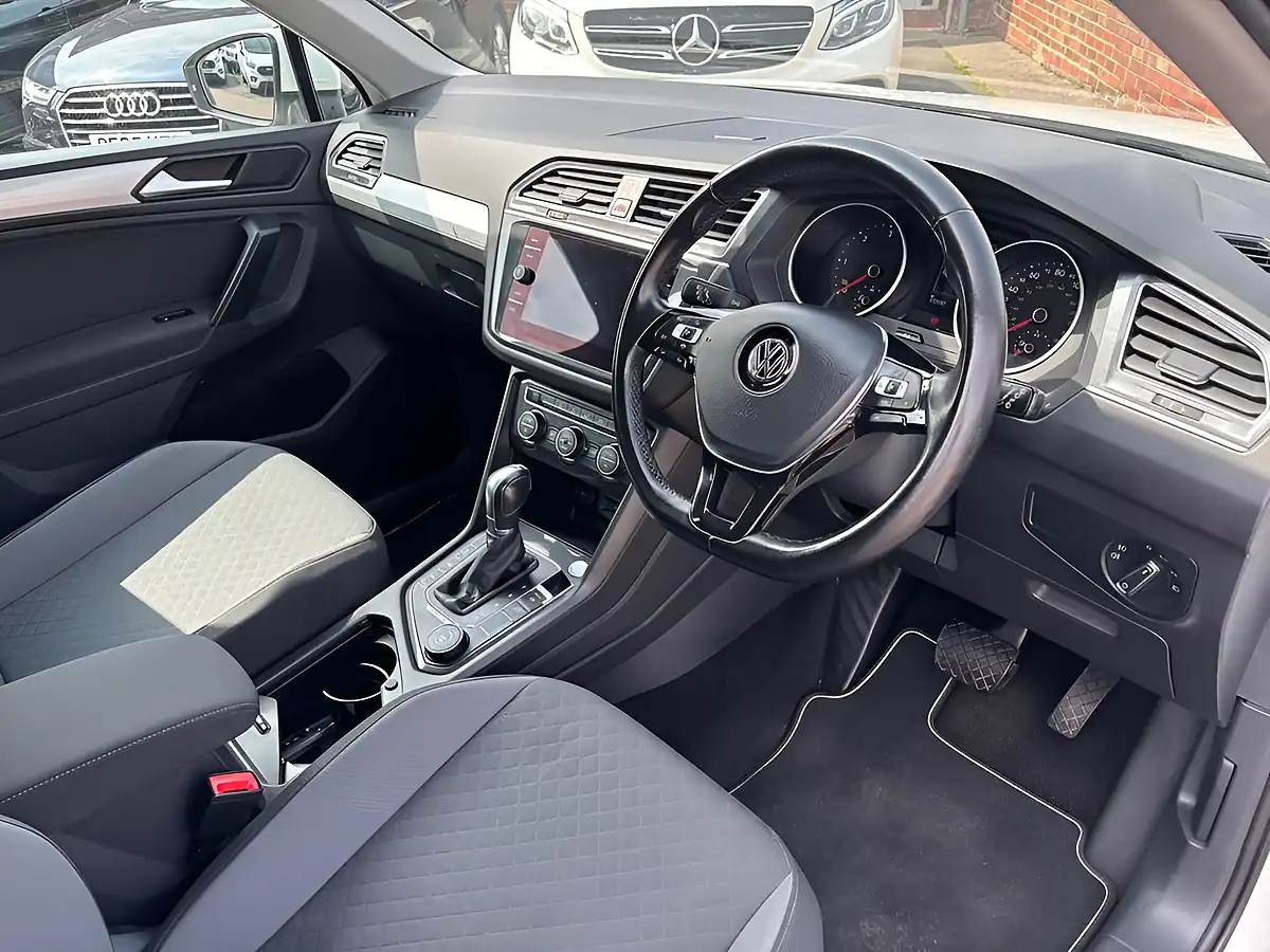 Used 2019 Volkswagen Tiguan Match White - Interior and Exterior details 12
