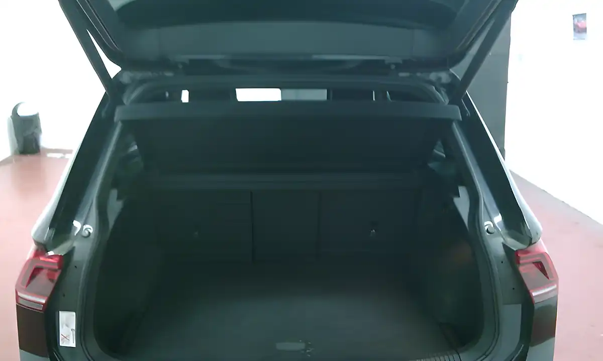 Used 2019 Volkswagen Tiguan R Line Metallic Black - Interior and Exterior details 9
