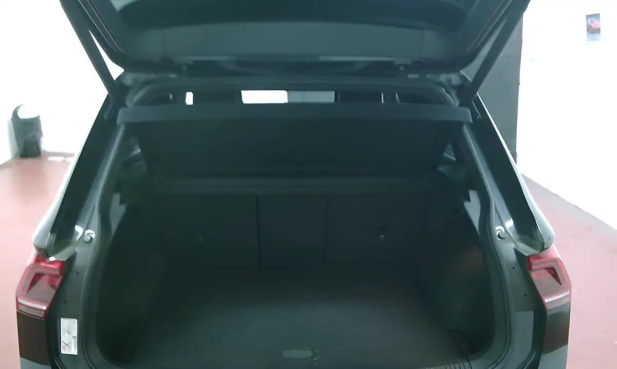 Used 2019 Volkswagen Tiguan R Line Metallic Black - Interior and Exterior details 9