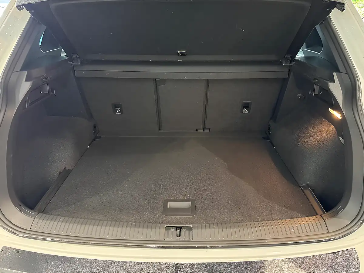 Used 2019 Volkswagen Tiguan R-Line Tech - Interior and Exterior details 8
