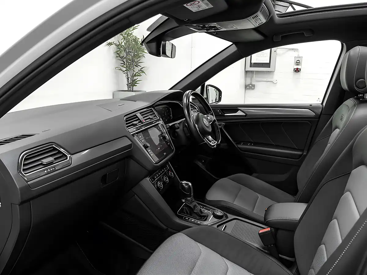 Used 2019 Volkswagen Tiguan R-Line Tech Pure White - Interior and Exterior details 17