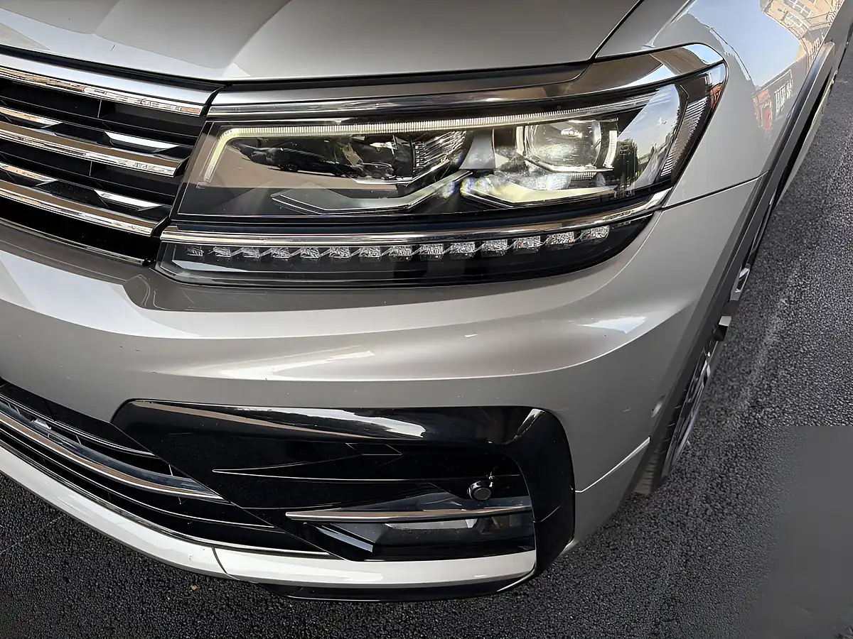 Used 2019 Volkswagen Tiguan R-Line Tech Silver - Interior and Exterior details 8