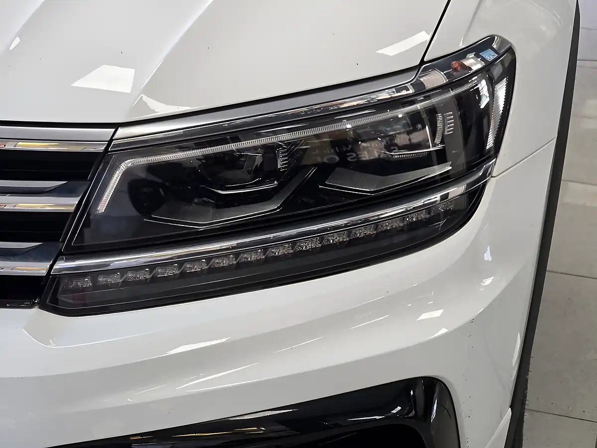 Used 2019 Volkswagen Tiguan R-Line Tech White - Interior and Exterior details 14