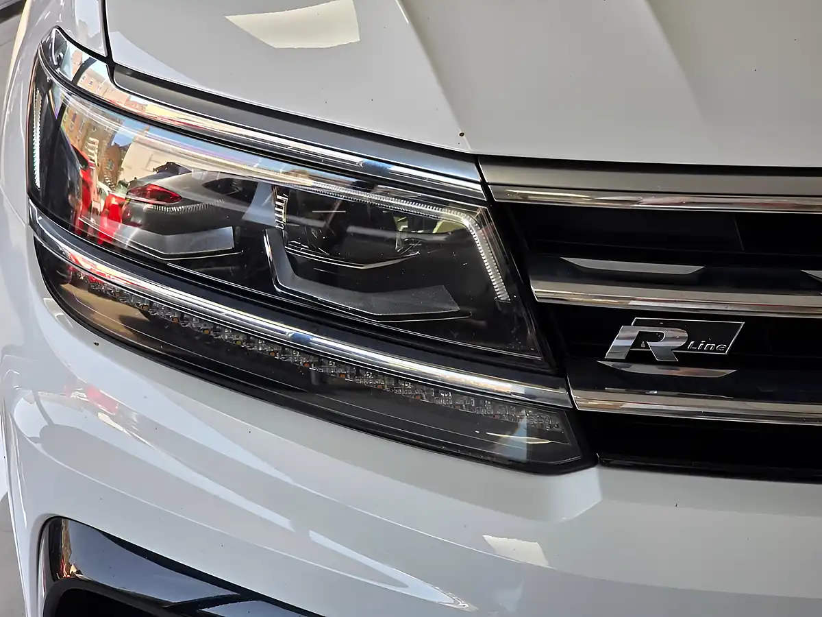 Used 2019 Volkswagen Tiguan R-Line Tech White - Interior and Exterior details 16