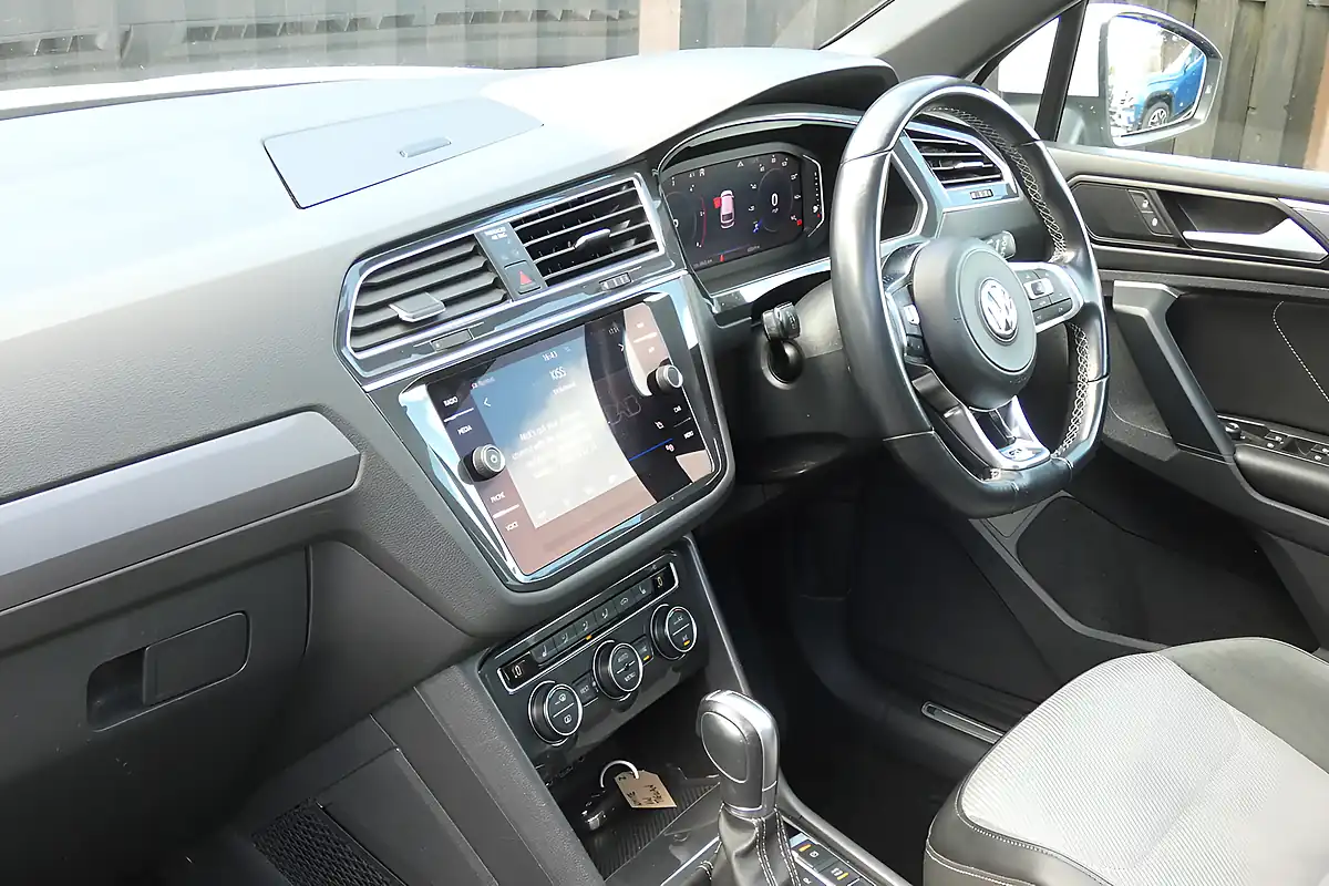 Used 2019 Volkswagen Tiguan R-Line Tech White - Interior and Exterior details 10