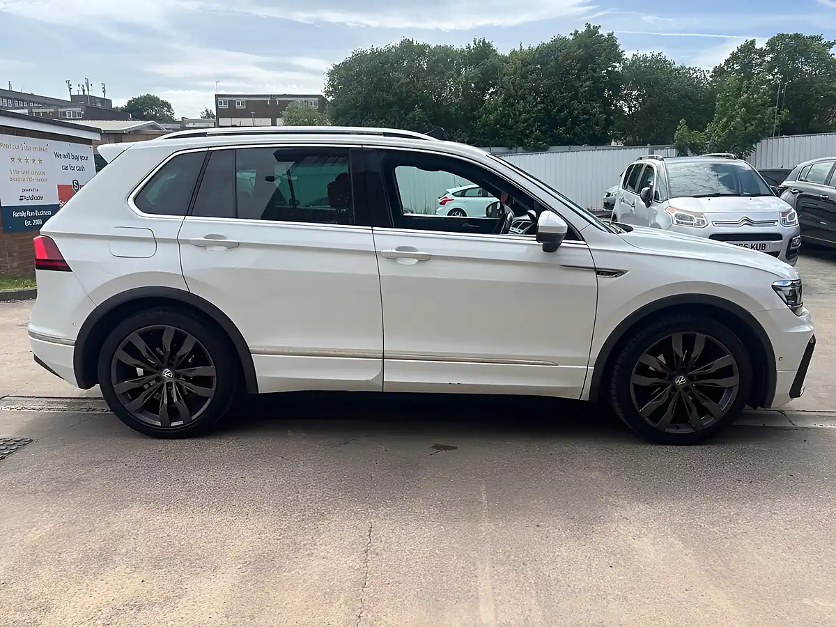 Used 2019 Volkswagen Tiguan R-Line Tech White - Interior and Exterior details 8