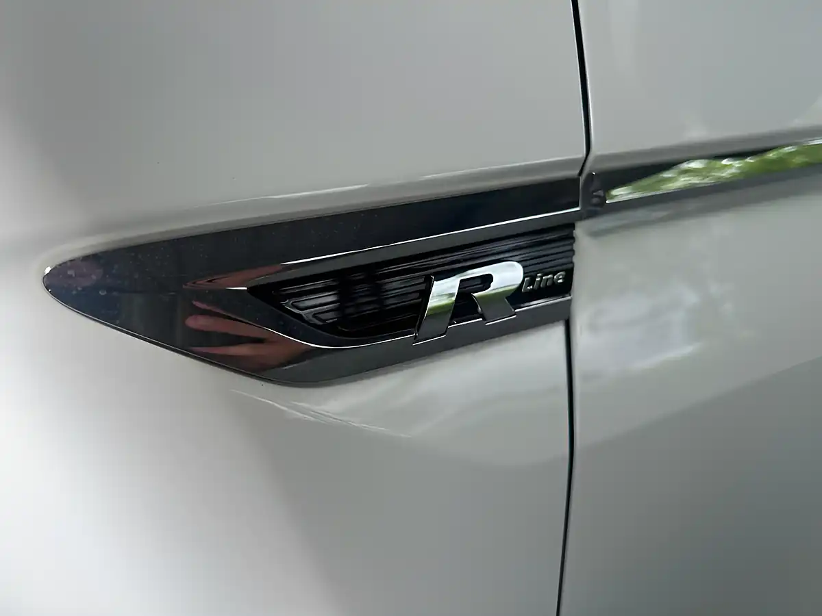 Used 2019 Volkswagen Tiguan R-Line Tech White - Interior and Exterior details 13