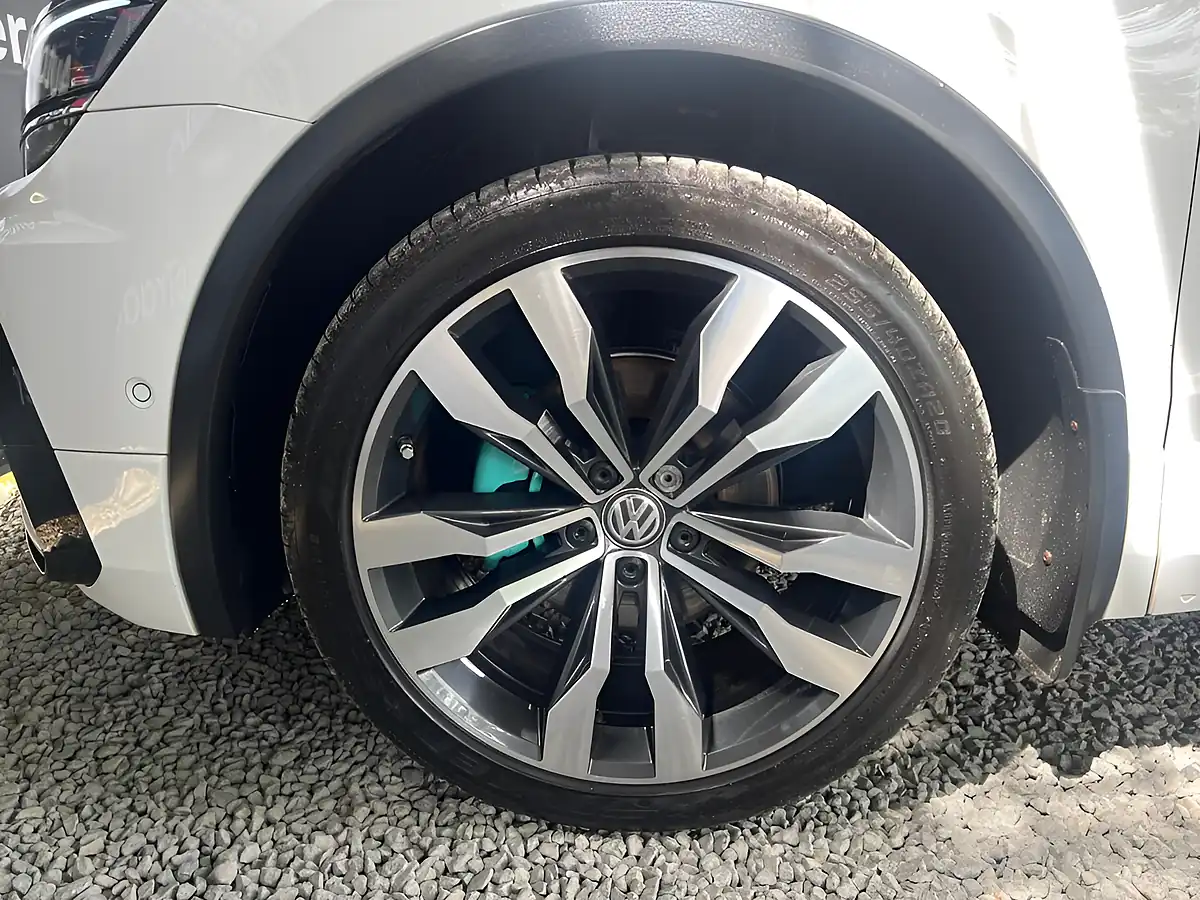 Used 2019 Volkswagen Tiguan R-Line Tech White - Interior and Exterior details 17