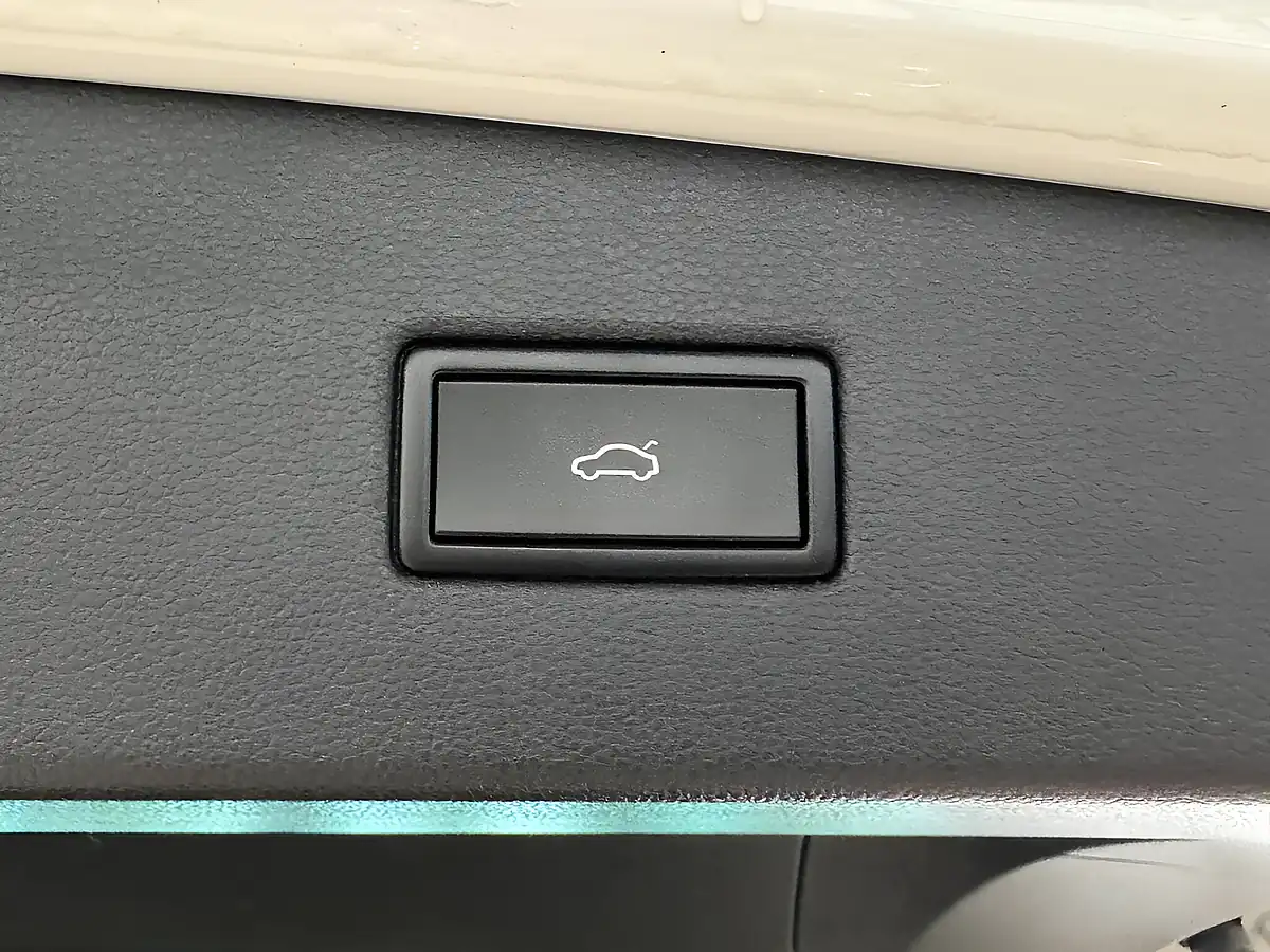 Used 2019 Volkswagen Tiguan R-Line Tech White - Interior and Exterior details 11