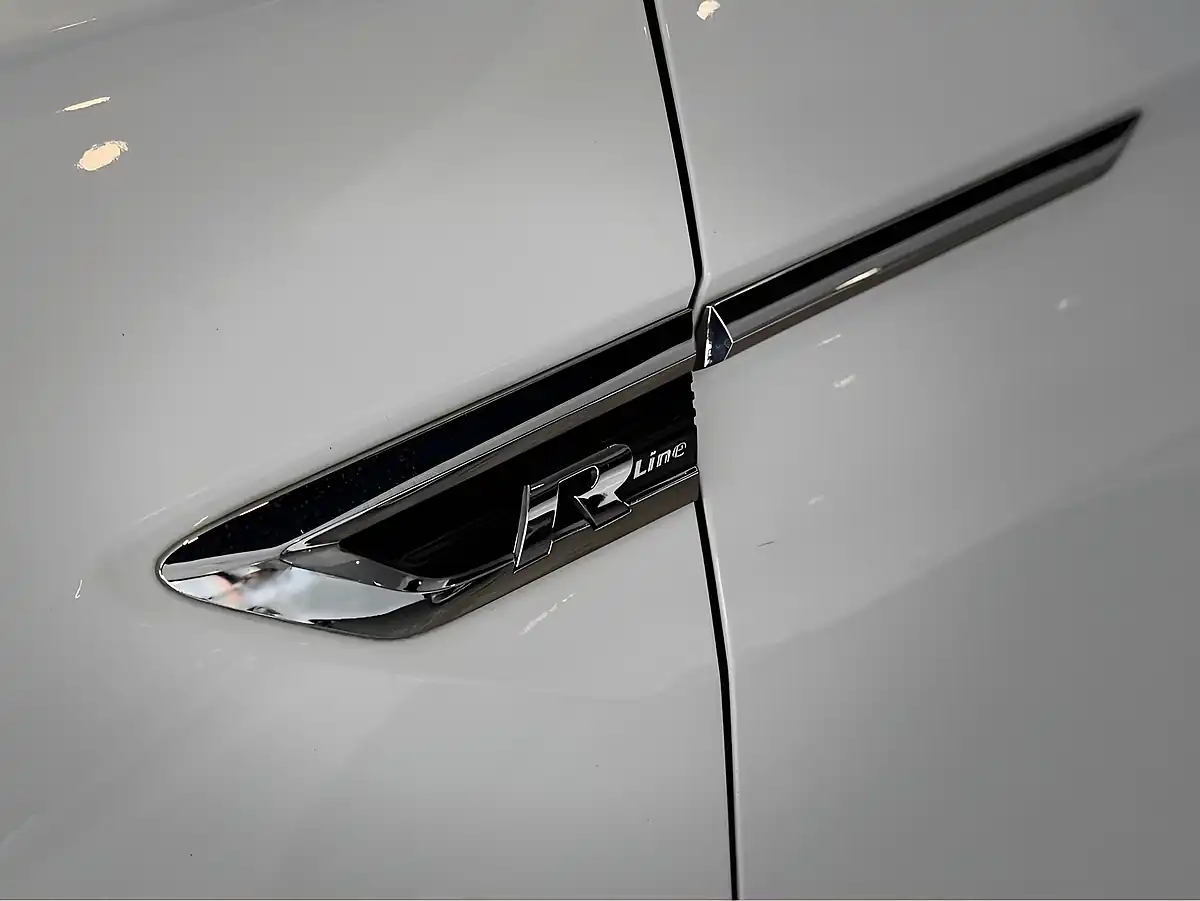 Used 2019 Volkswagen Tiguan R-Line Tech White - Interior and Exterior details 4