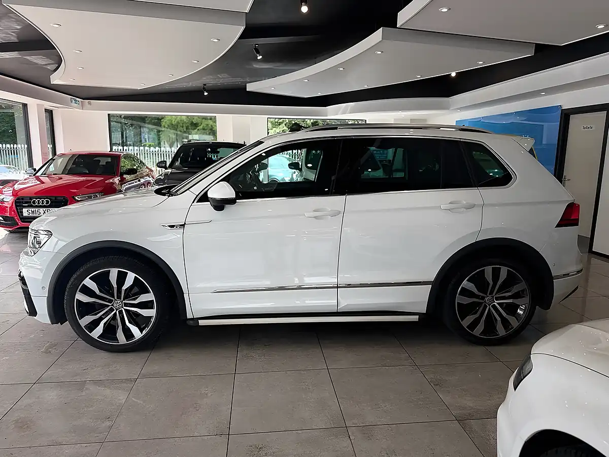 Used 2019 Volkswagen Tiguan R-Line Tech White - Interior and Exterior details 5