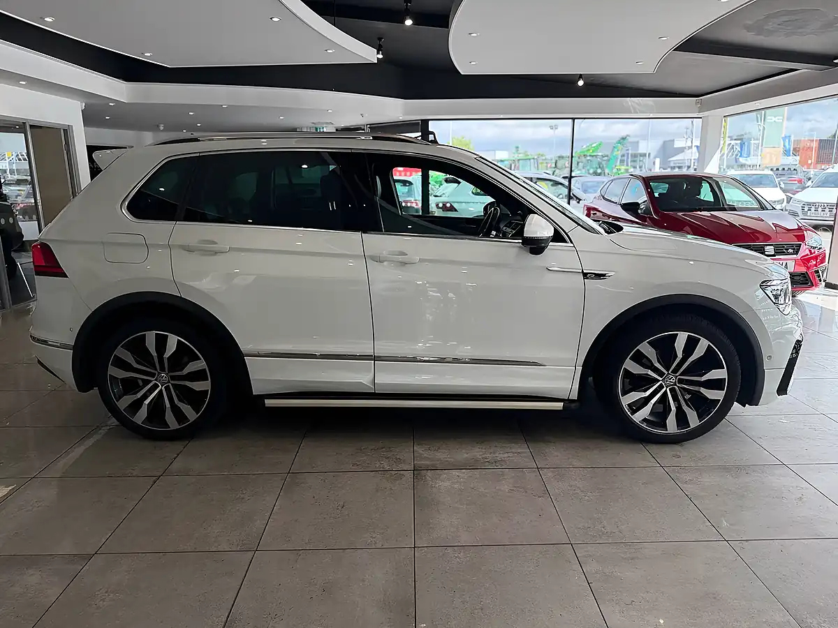 Used 2019 Volkswagen Tiguan R-Line Tech White - Interior and Exterior details 9