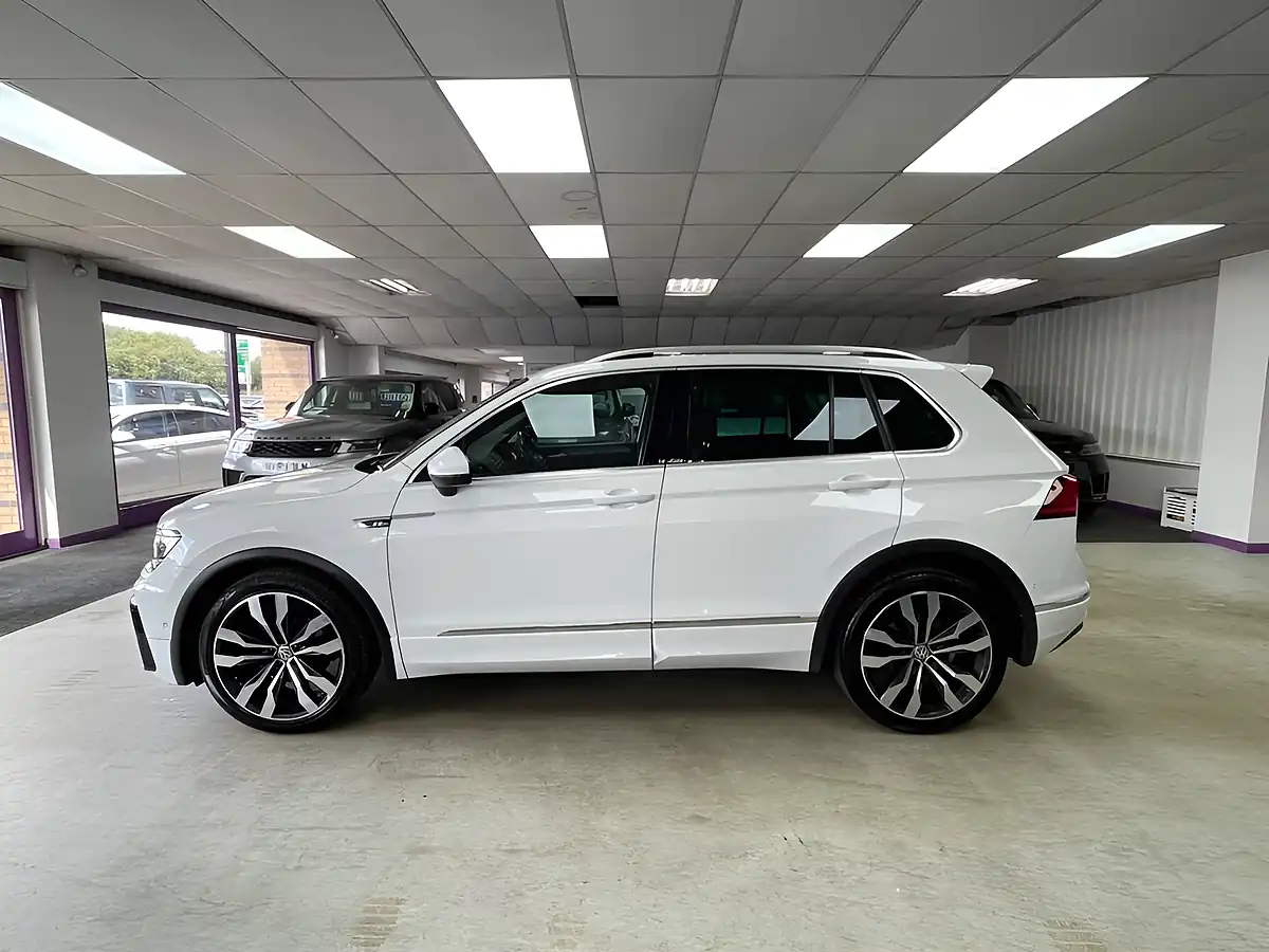 Used 2019 Volkswagen Tiguan R-Line Tech White - Interior and Exterior details 10