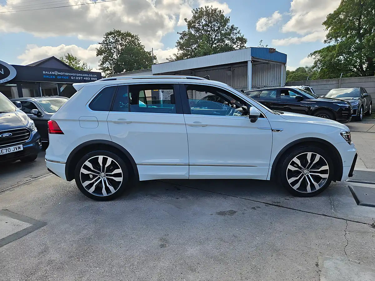 Used 2019 Volkswagen Tiguan R-Line Tech White - Interior and Exterior details 18