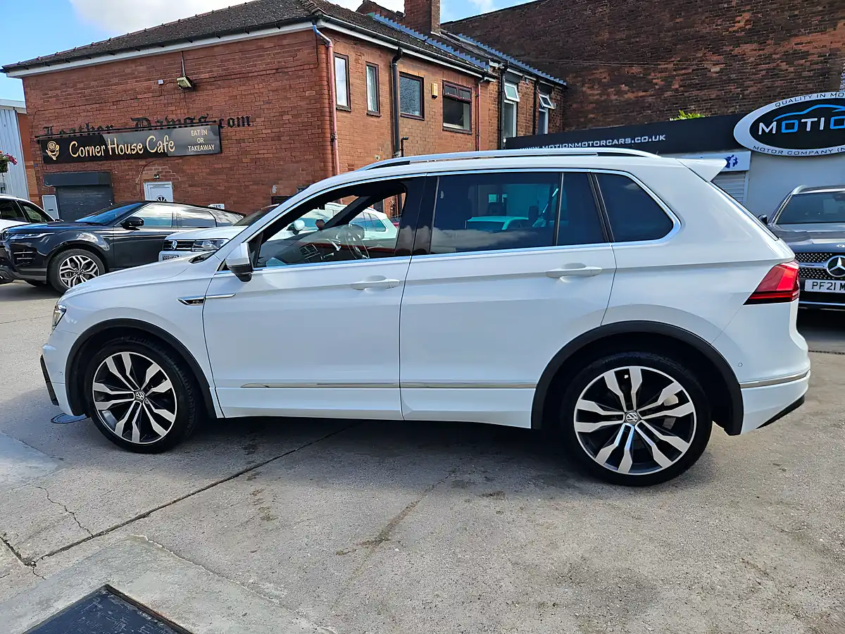 Used 2019 Volkswagen Tiguan R-Line Tech White - Interior and Exterior details 6