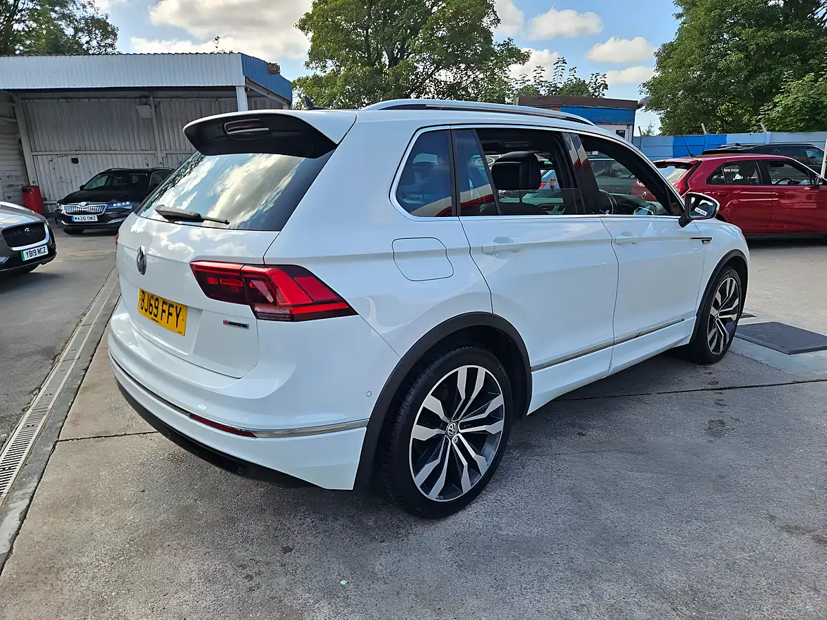 Used 2019 Volkswagen Tiguan R-Line Tech White - Interior and Exterior details 9