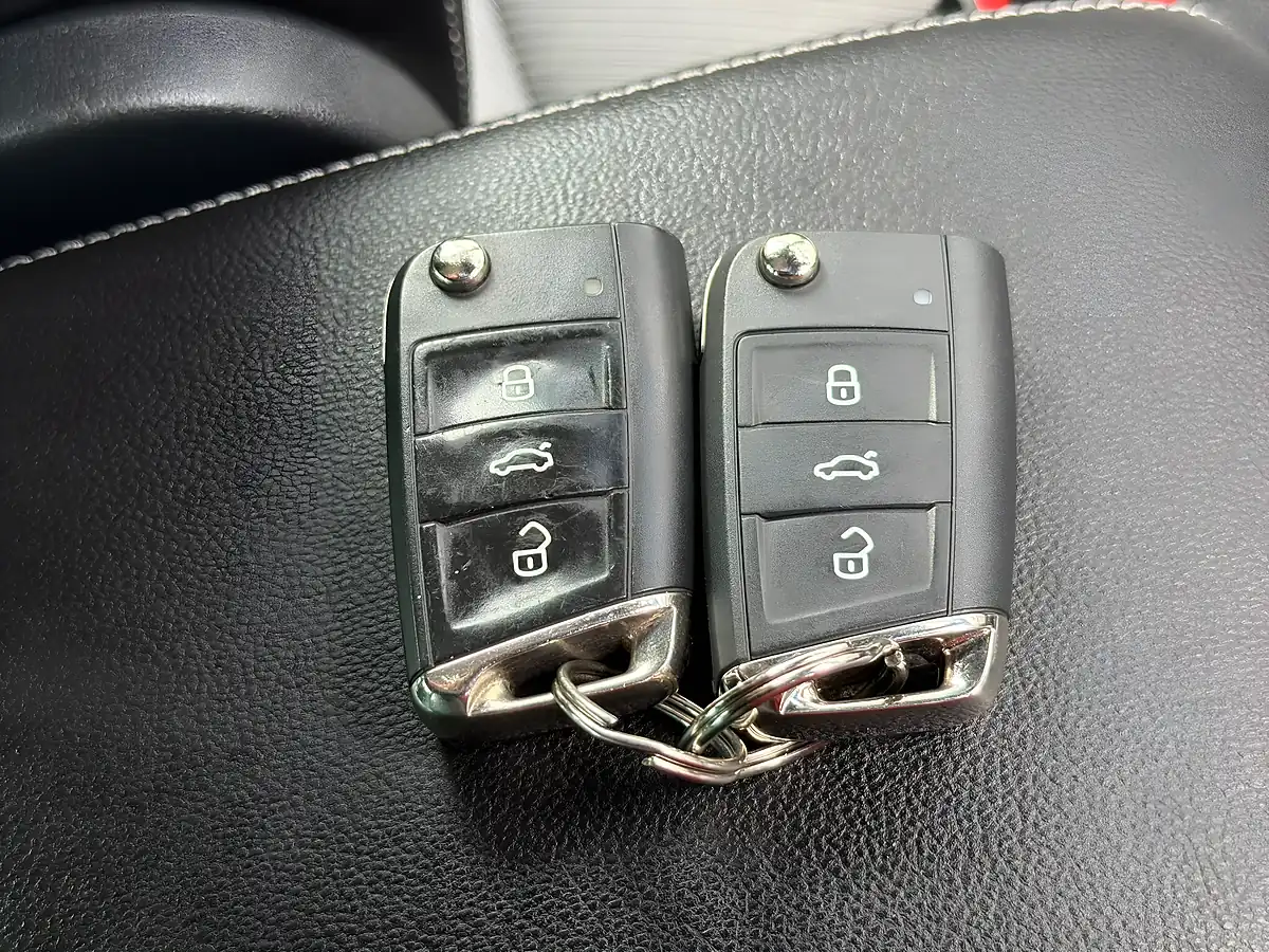 Used 2019 Volkswagen Tiguan R-Line Tech White - Interior and Exterior details 15