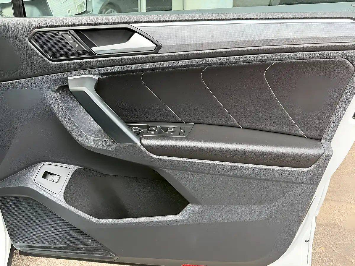 Used 2019 Volkswagen Tiguan R-Line Tech White - Interior and Exterior details 16