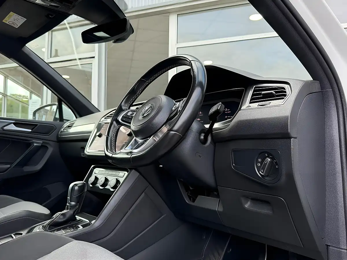 Used 2019 Volkswagen Tiguan R-Line Tech White - Interior and Exterior details 20