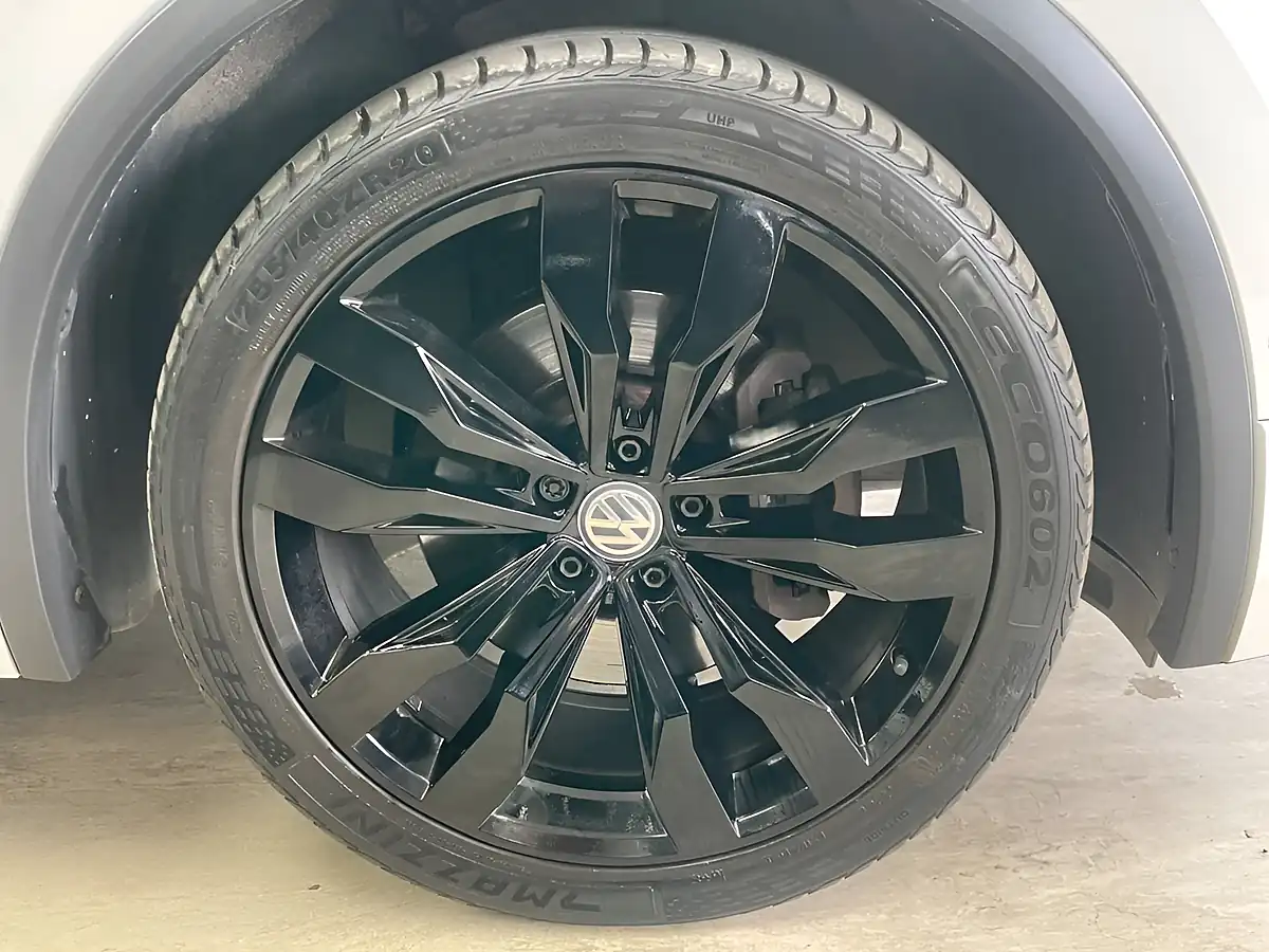Used 2019 Volkswagen Tiguan R-Line Tech White - Interior and Exterior details 11