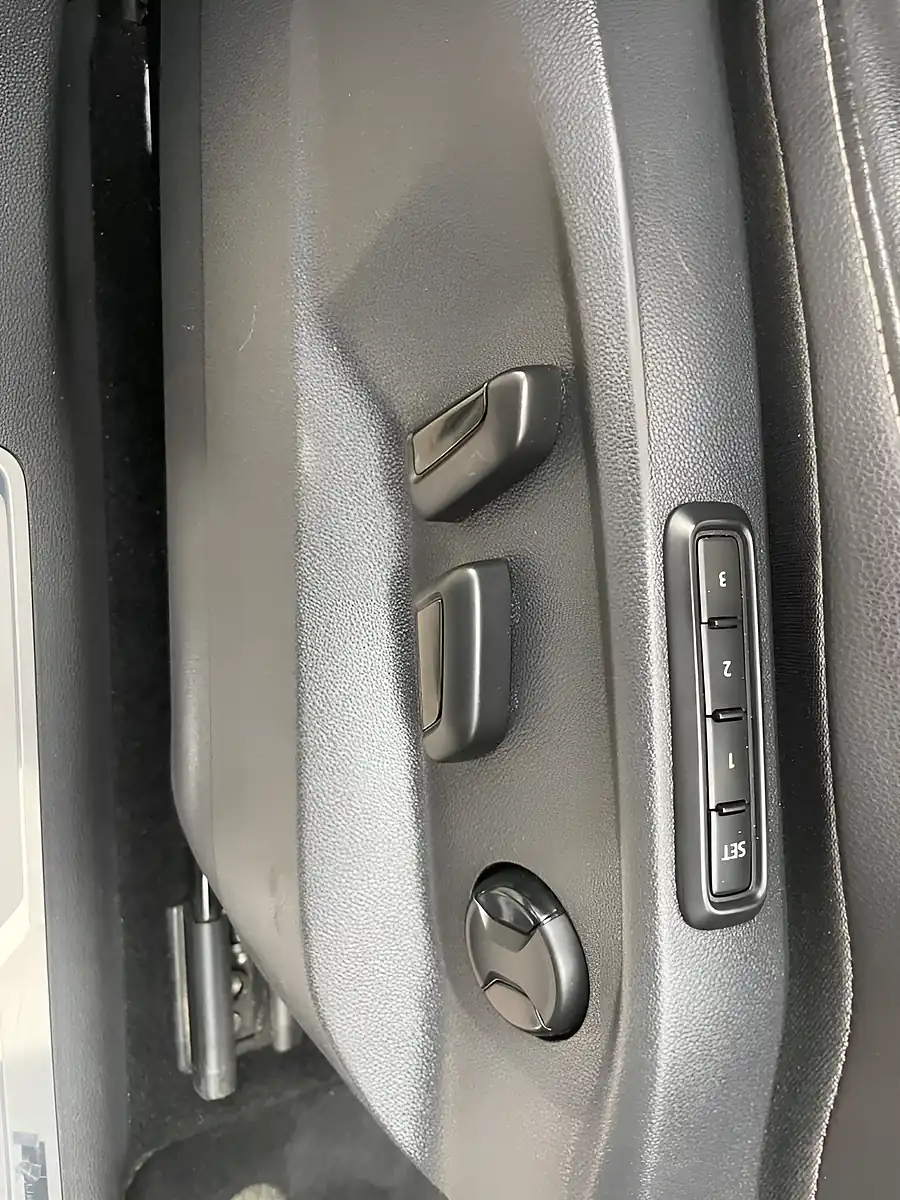 Used 2019 Volkswagen Tiguan R-Line Tech White - Interior and Exterior details 20