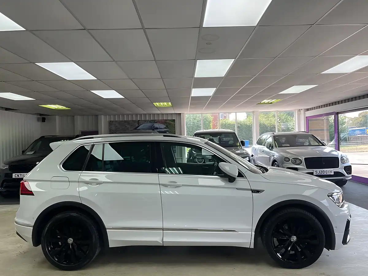 Used 2019 Volkswagen Tiguan R-Line Tech White - Interior and Exterior details 5