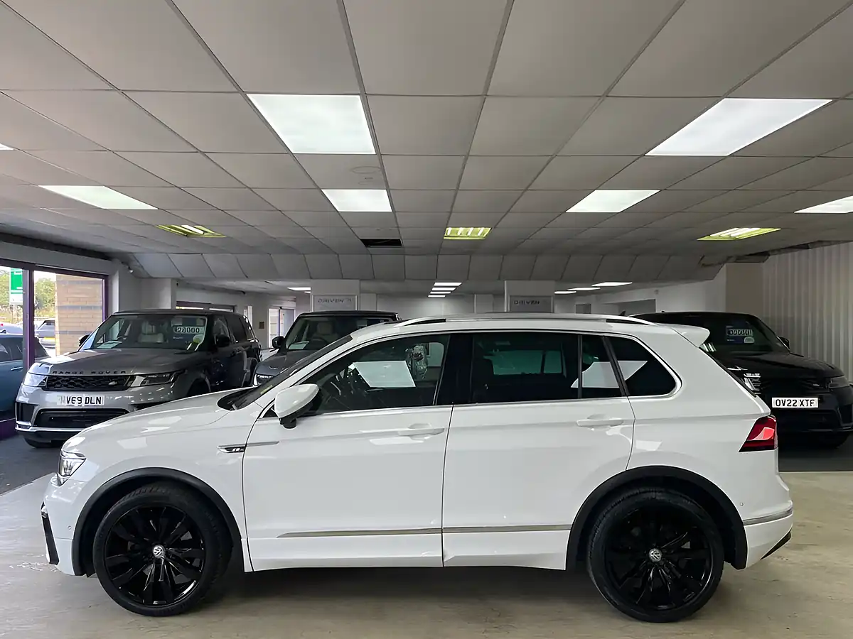Used 2019 Volkswagen Tiguan R-Line Tech White - Interior and Exterior details 6