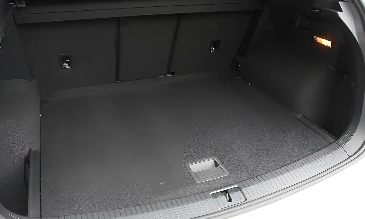 Used 2019 Volkswagen Tiguan R-Line Tech White - Interior and Exterior details 16