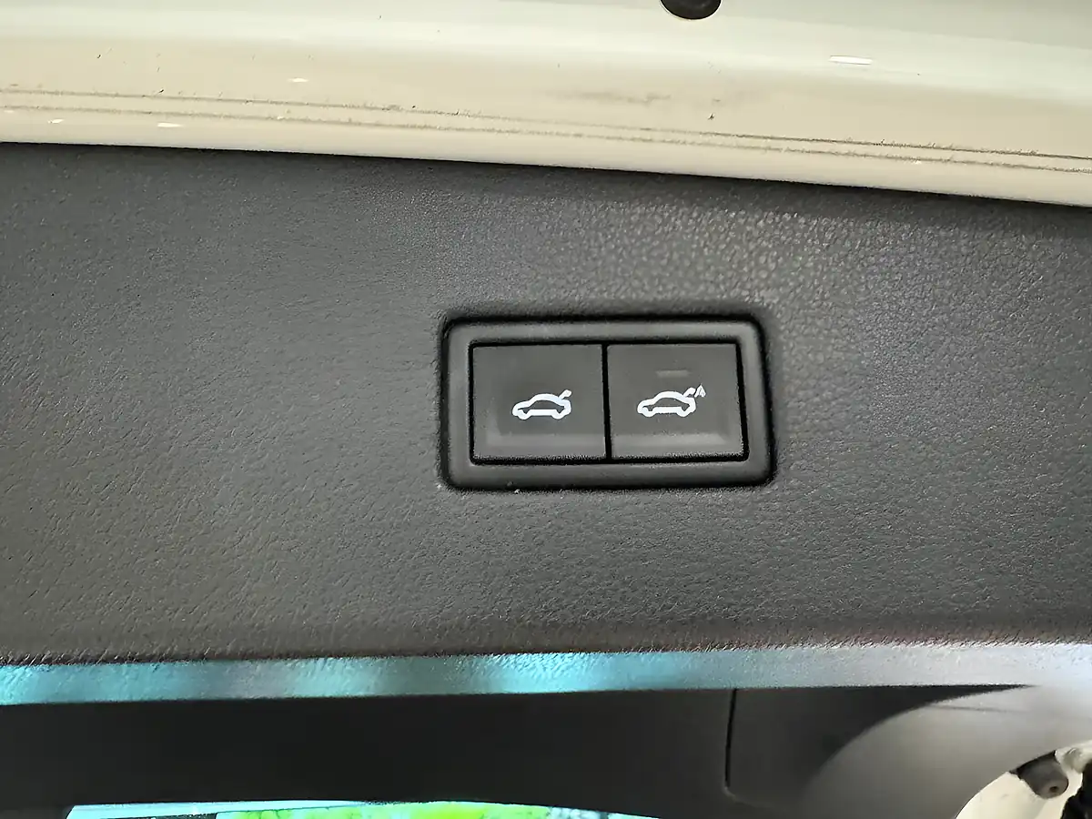 Used 2019 Volkswagen Tiguan R-Line White - Interior and Exterior details 9