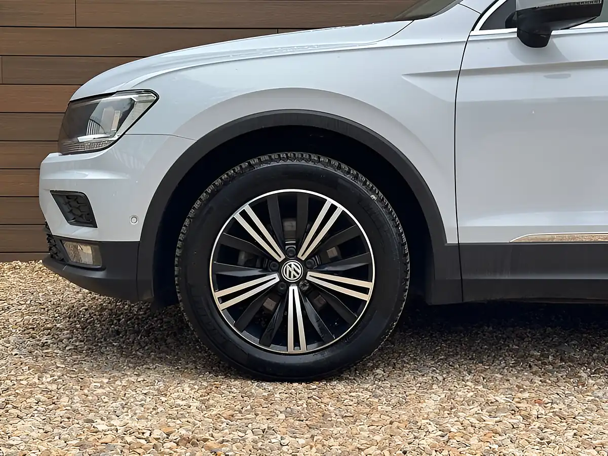 Used 2019 Volkswagen Tiguan Se Nav Silver - Interior and Exterior details 10