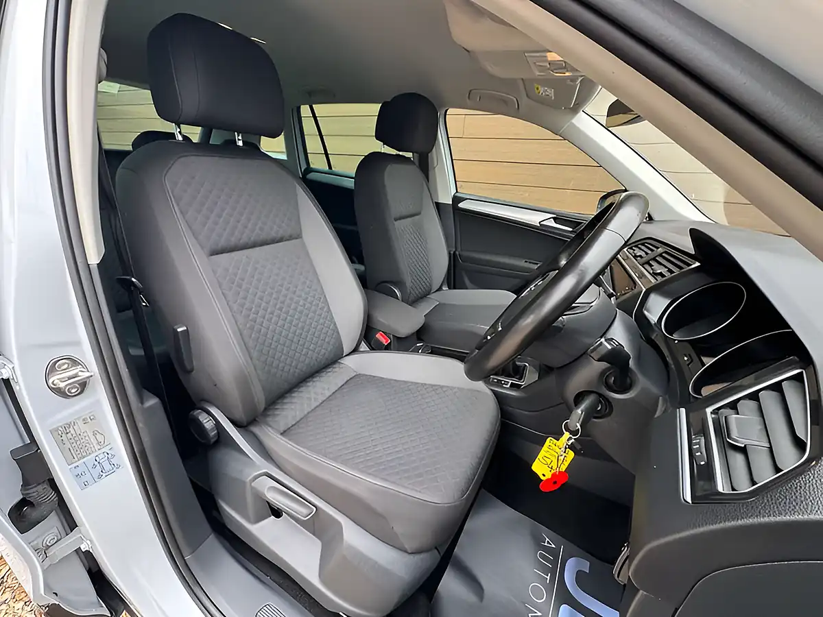Used 2019 Volkswagen Tiguan Se Nav Silver - Interior and Exterior details 13