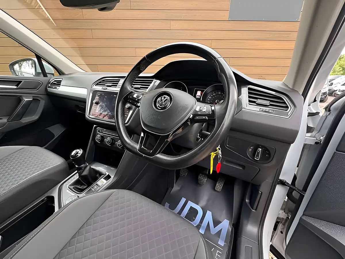 Used 2019 Volkswagen Tiguan Se Nav Silver - Interior and Exterior details 15