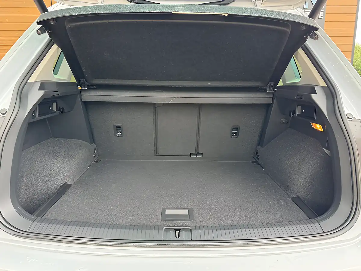 Used 2019 Volkswagen Tiguan Se Nav Silver - Interior and Exterior details 5