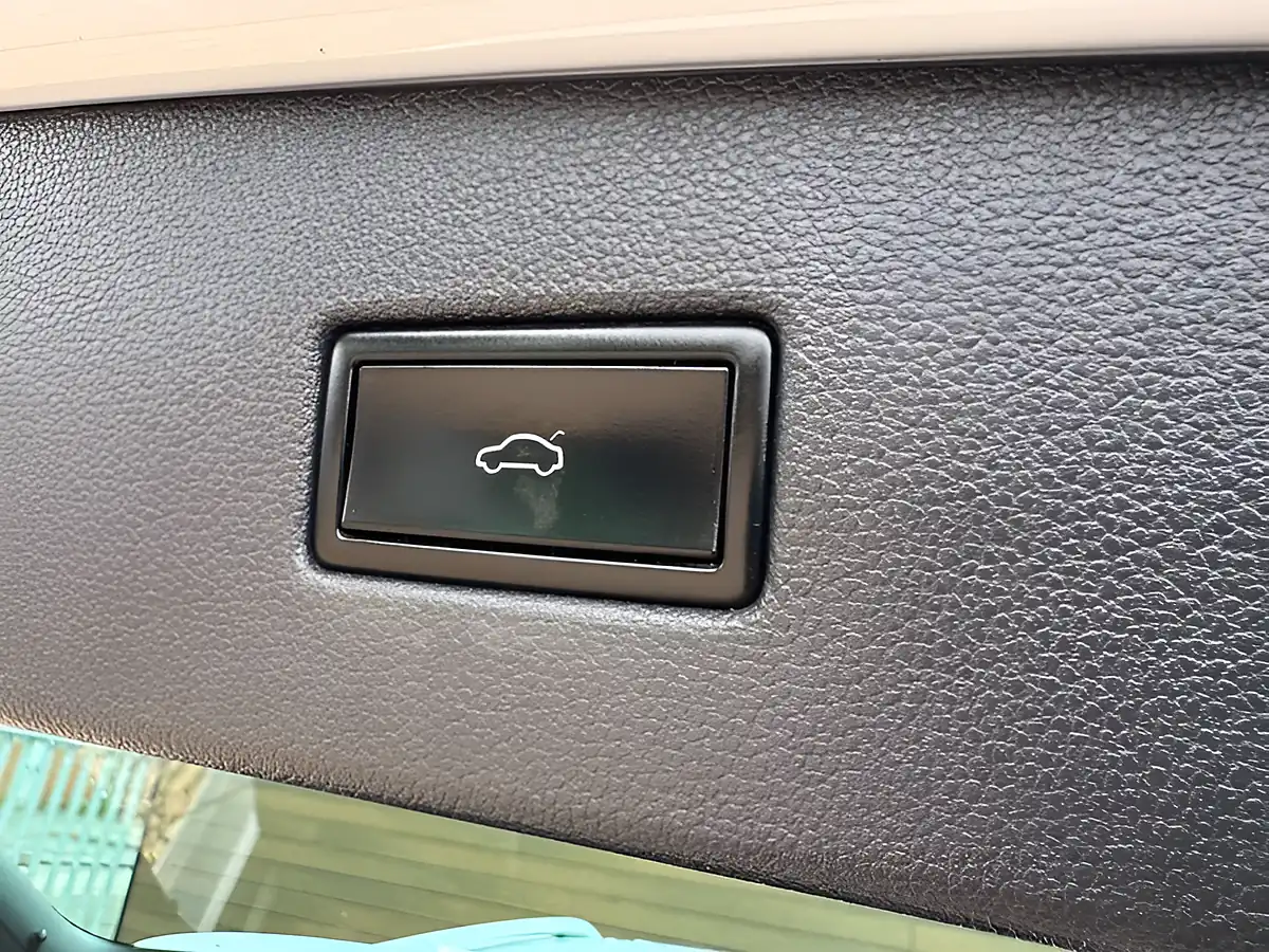 Used 2019 Volkswagen Tiguan Se Nav Silver - Interior and Exterior details 6