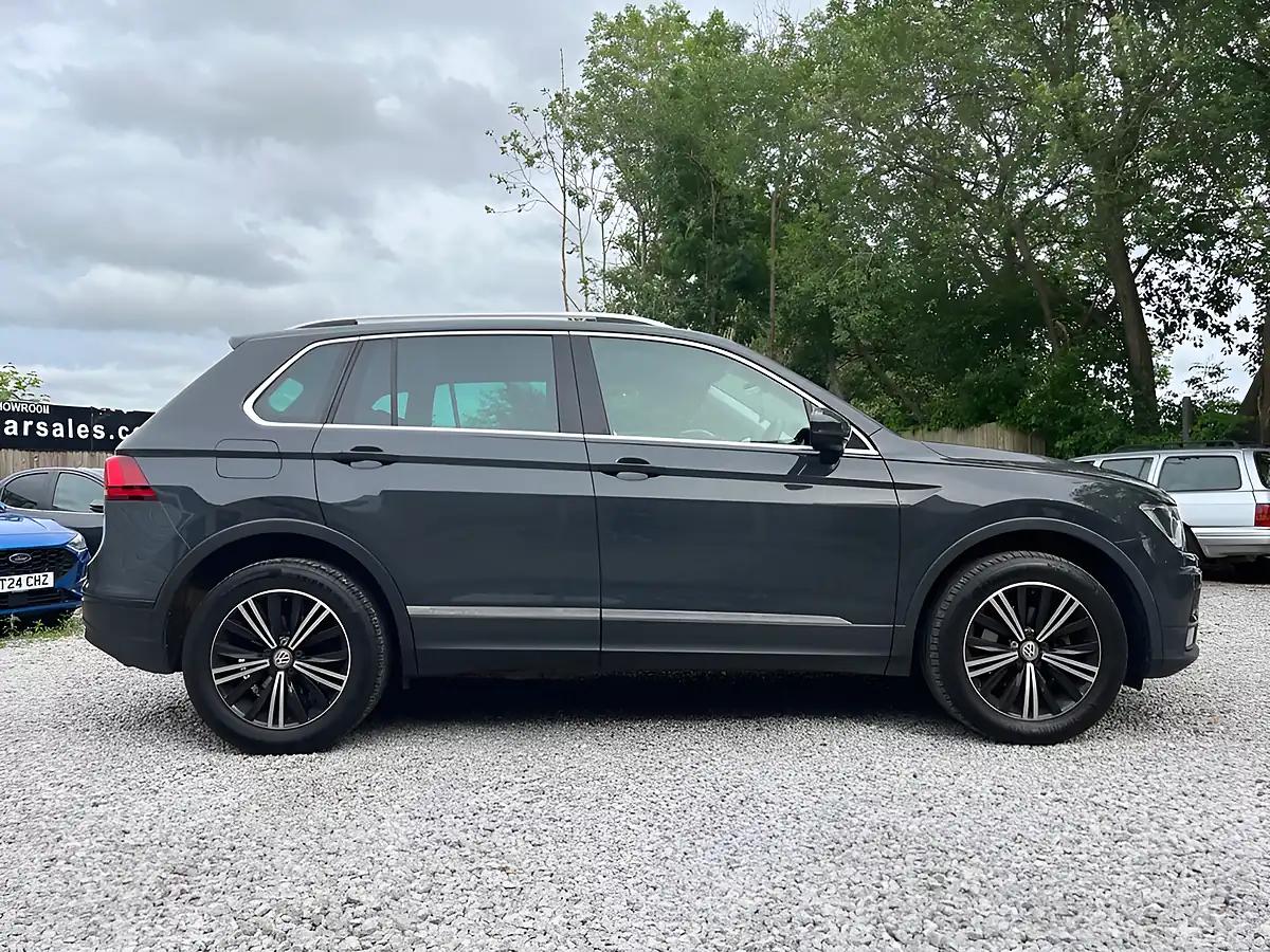 Used 2019 Volkswagen Tiguan Se Navigation Grey - Interior and Exterior details 12