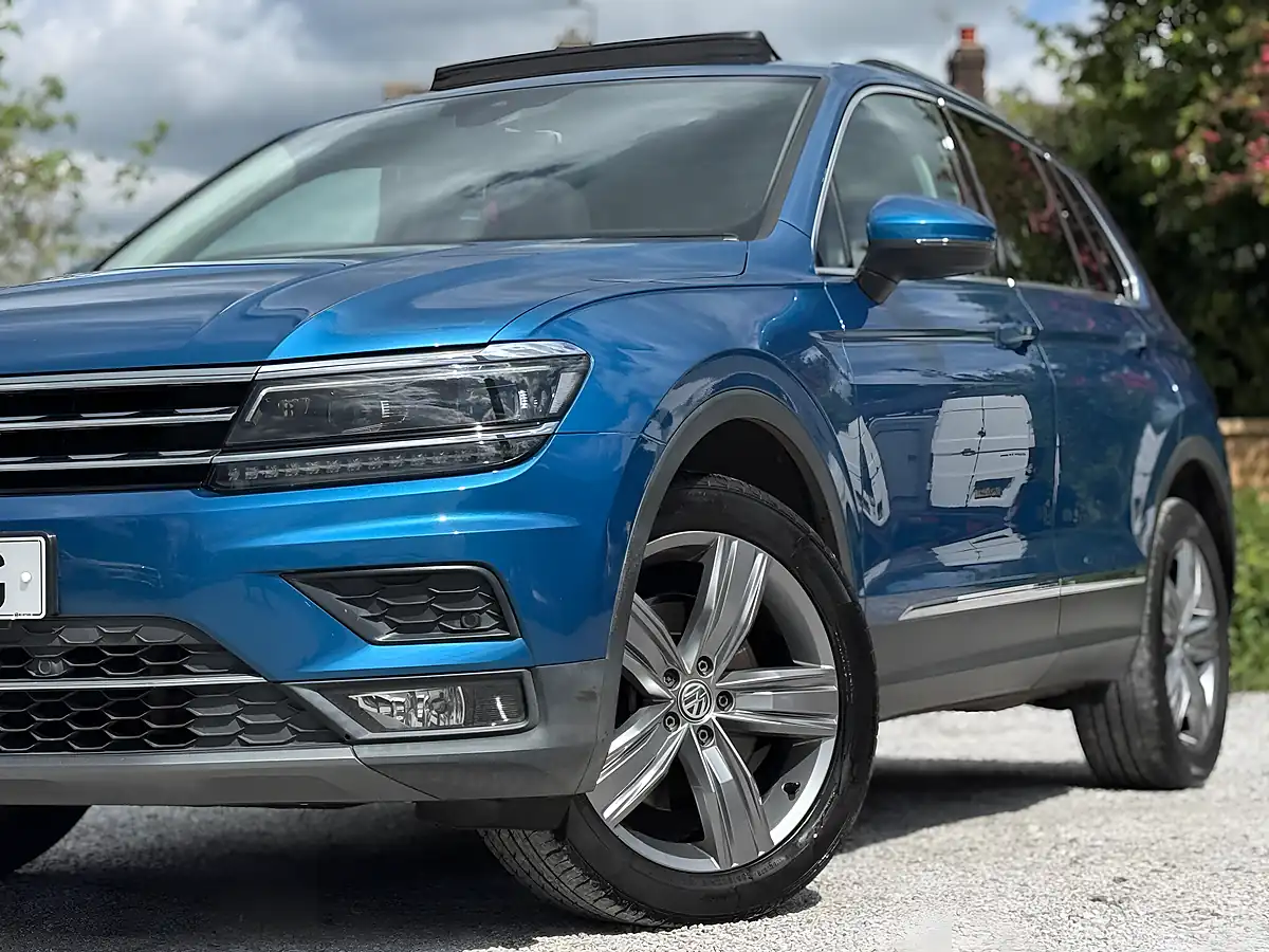 Used 2019 Volkswagen Tiguan Sel Blue - Interior and Exterior details 9