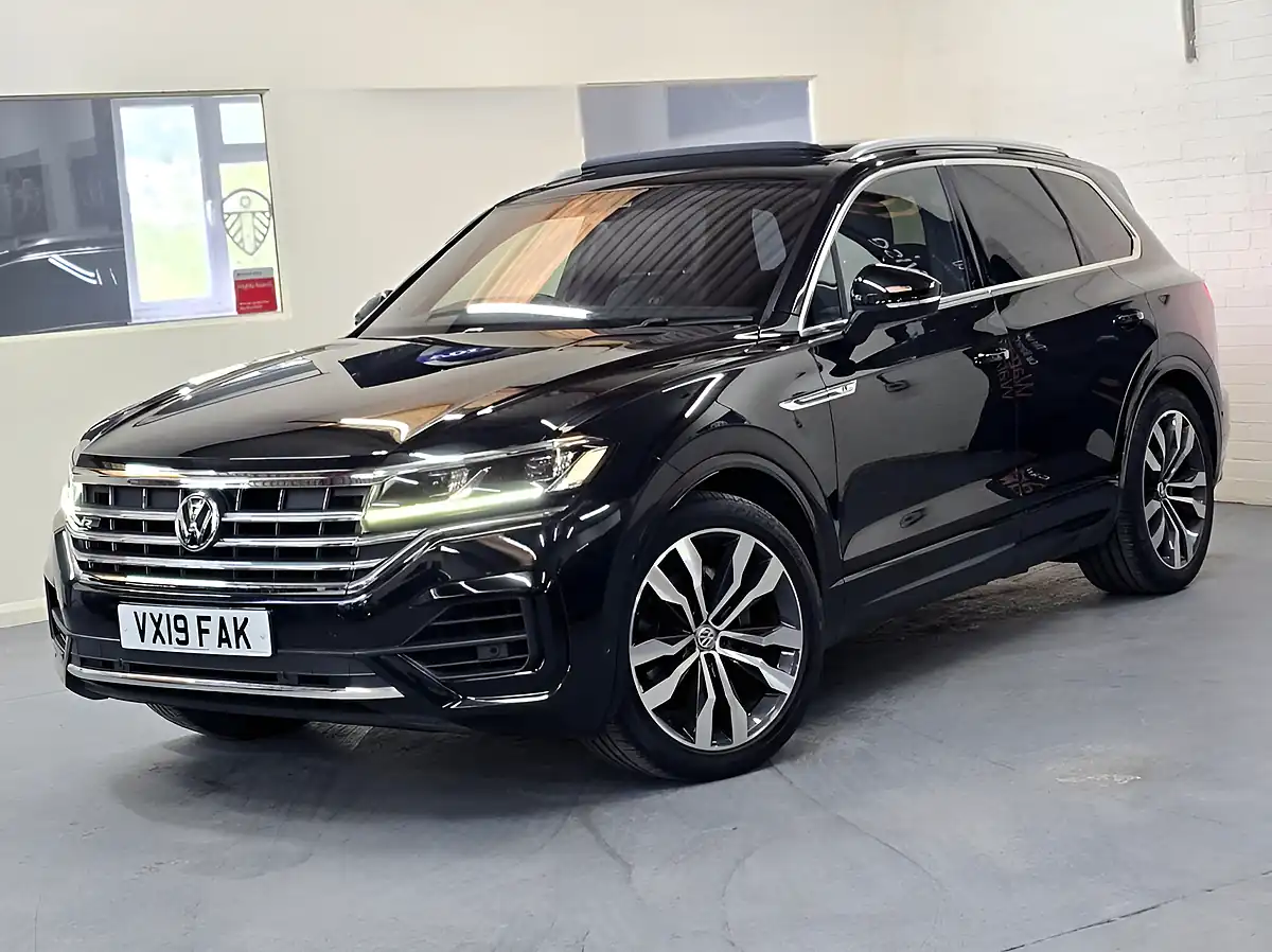 Used 2019 Volkswagen Touareg R-Line Tech Black - Front View
