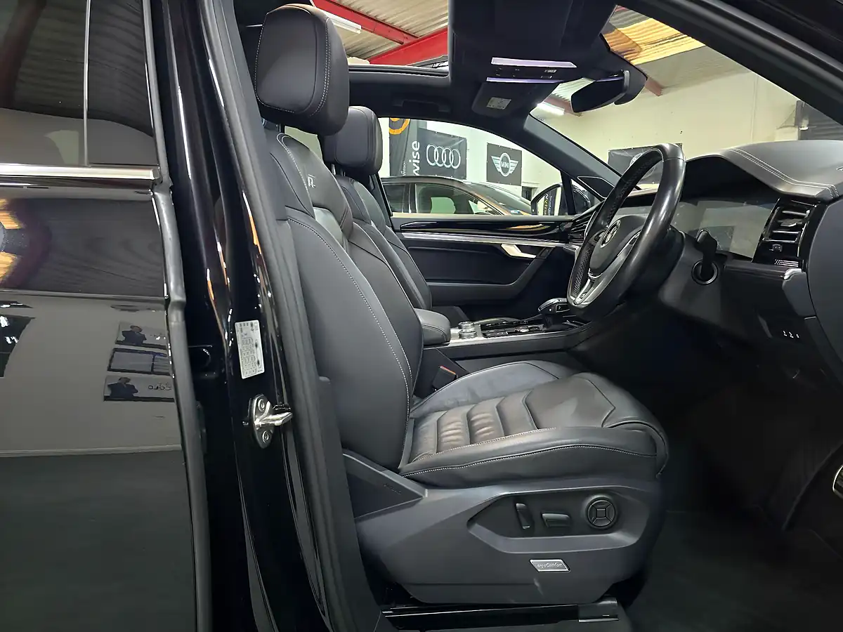 Used 2019 Volkswagen Touareg R-Line Tech Black - Interior and Exterior details 10