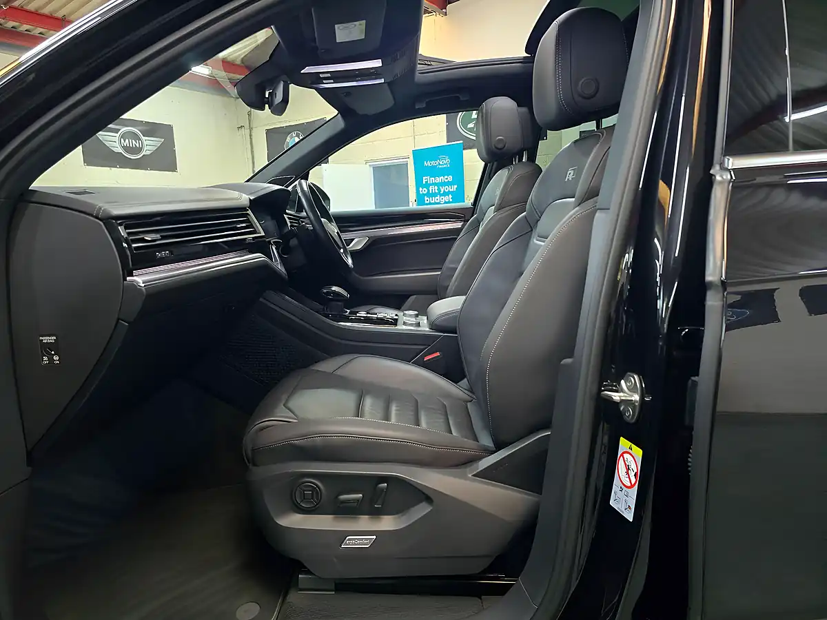 Used 2019 Volkswagen Touareg R-Line Tech Black - Interior and Exterior details 11