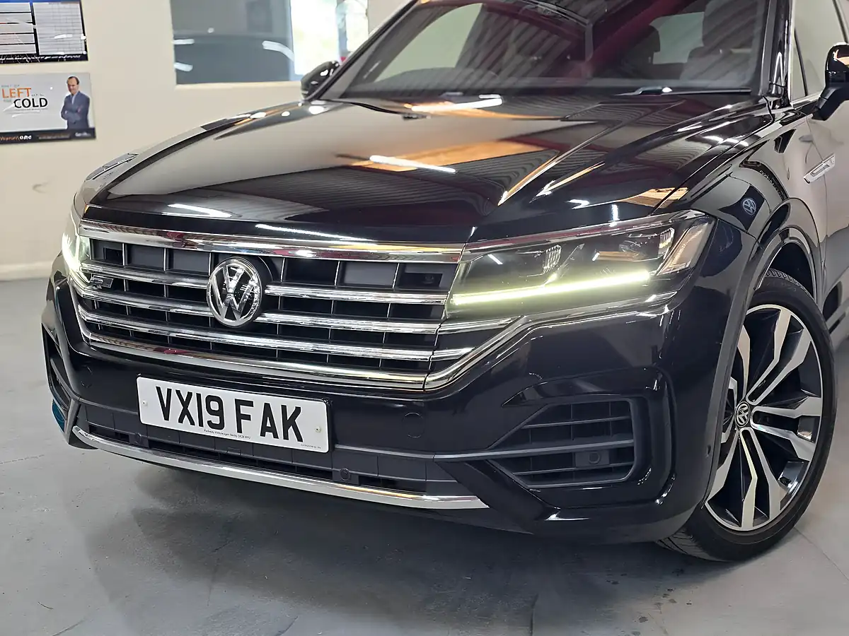 Used 2019 Volkswagen Touareg R-Line Tech Black - Interior and Exterior details 16