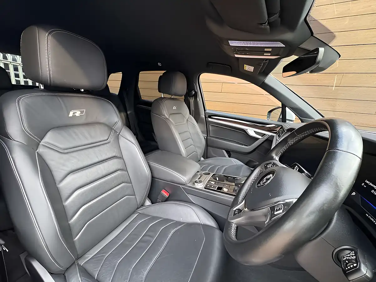 Used 2019 Volkswagen Touareg R-Line Tech Black - Interior and Exterior details 12