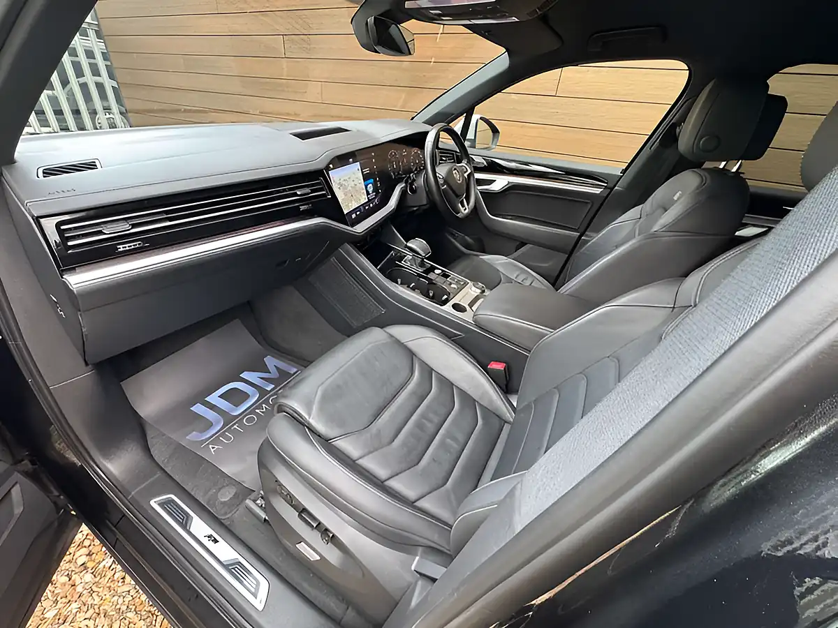 Used 2019 Volkswagen Touareg R-Line Tech Black - Interior and Exterior details 19