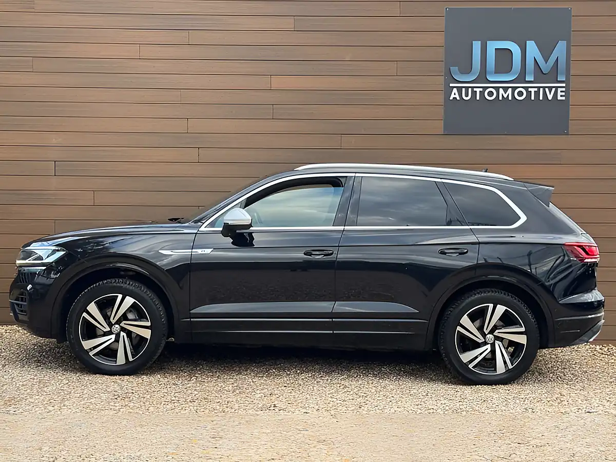 Used 2019 Volkswagen Touareg R-Line Tech Black - Interior and Exterior details 6