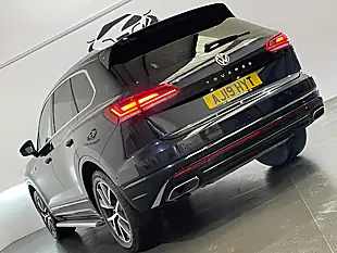 Used 2019 Volkswagen Touareg R-Line Tech Blue - Interior and Exterior details 10
