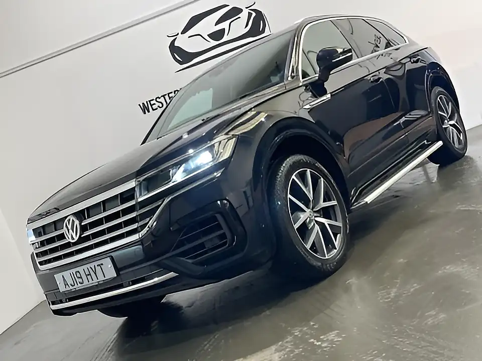 Used 2019 Volkswagen Touareg R-Line Tech Blue - Interior and Exterior details 9