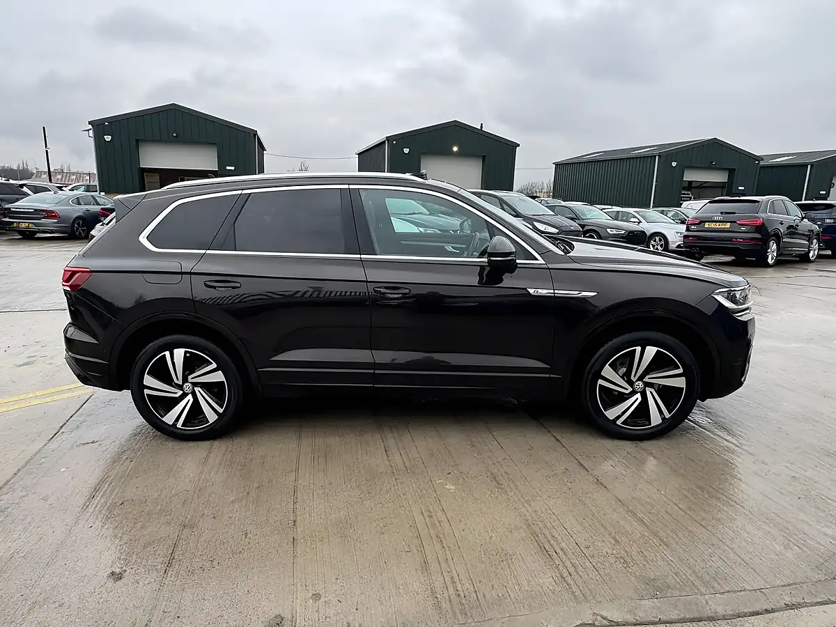 Used 2019 Volkswagen Touareg R-Line Tech Brown - Interior and Exterior details 10