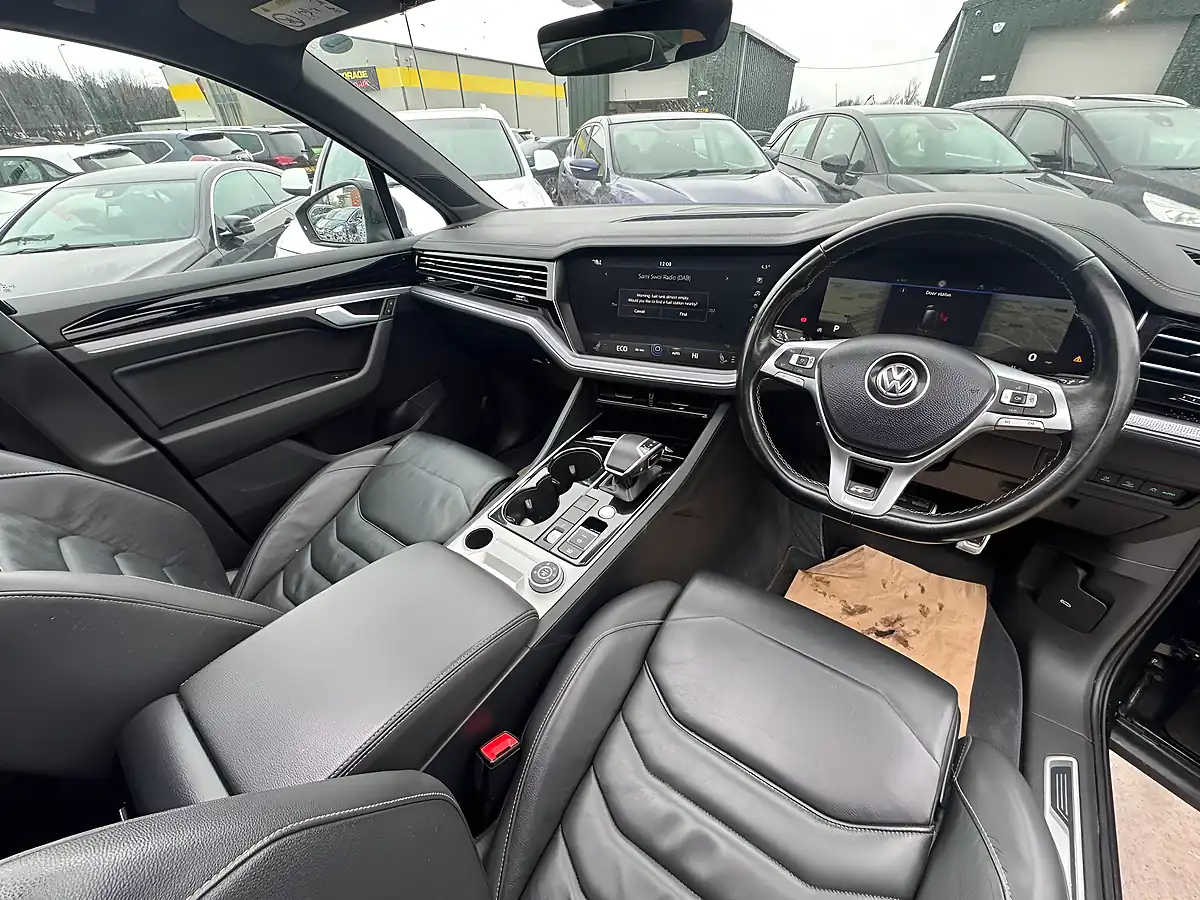 Used 2019 Volkswagen Touareg R-Line Tech Brown - Interior and Exterior details 13