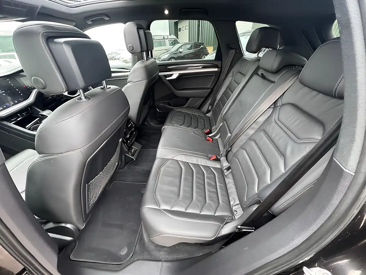 Used 2019 Volkswagen Touareg R-Line Tech Brown - Interior and Exterior details 17